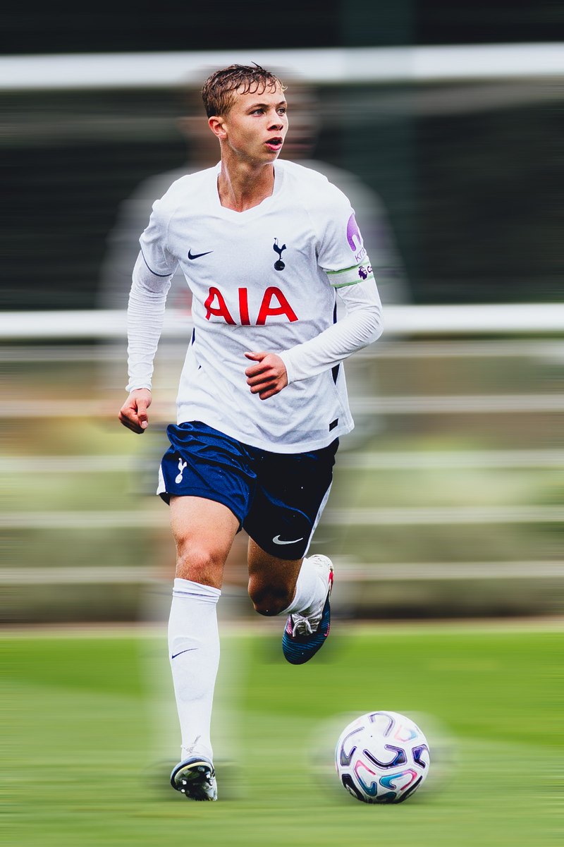 Tottenham player dribbling, motion blur edit