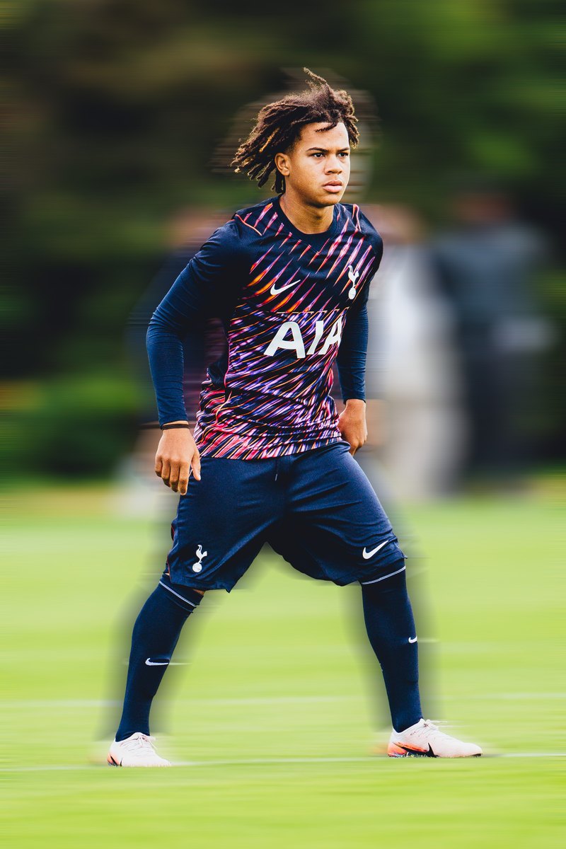 Tottenham player in the away kit, motion blur edit